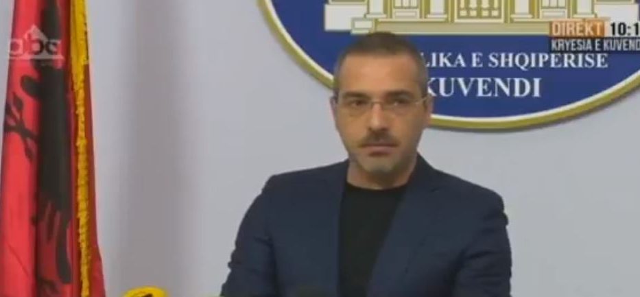 Saimir Tahiri dorëzon mandatin e deputetit