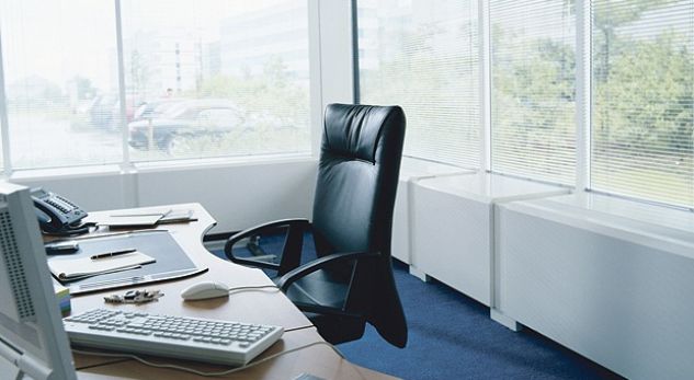 Zyrtari i shtetit mban vendin e punës për 1 vit, pa punuar asnjë ditë