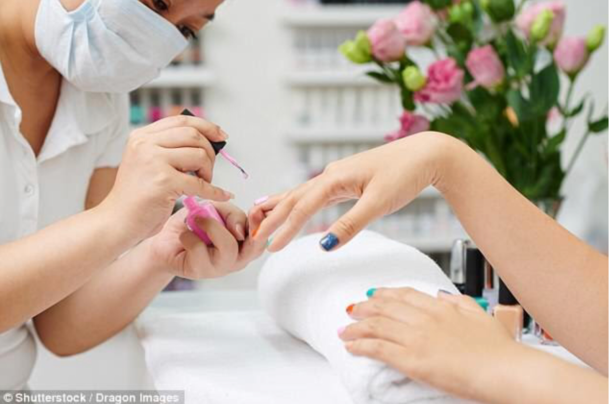 Media britanike: Shqiptarët veprojnë përmes salloneve të…