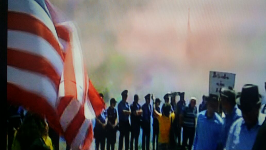 Protesta e opozitës, flakadanë, tym dhe vezë drejt kryeministrisë