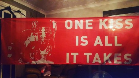 Tifozët e Liverpulit banderolë për finalen me këngën e shqiptares: Mjafton vetëm një puthje