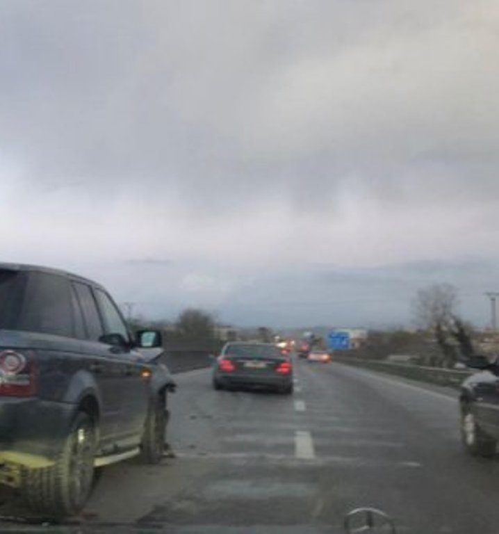 Aksident i shumëfishtë në autostradën Durrës-Tiranë, përplasen 5 makina