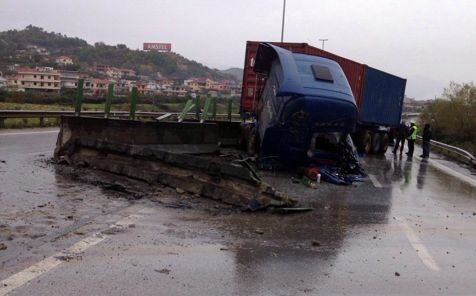 Aksident në Rrugën e Kombit, përmbyset trajleri, vdes shoferi