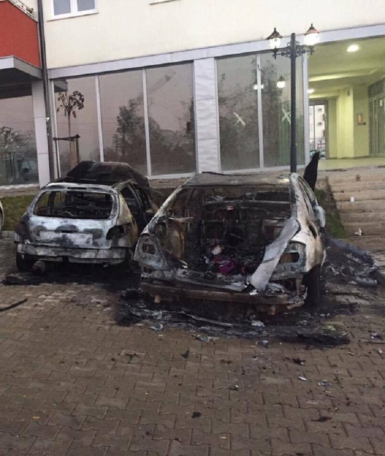 Shkrumbohen gjatë natës dy mjete