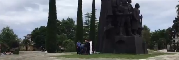 Gjendet trupi i pajetë i 26-vjeçarit në qendër të qytetit, me damarë të prerë