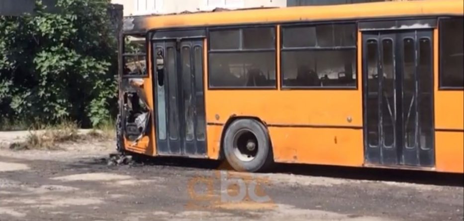 Autobusit i vihet flaka, drejtori i parkut largon gazetarët, njërit i rrëmben celularin