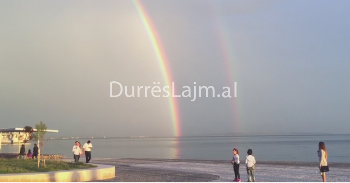 Spektakli qiellor që shijuan qytetarët e Durrësit në shëtitore (VIDEO)