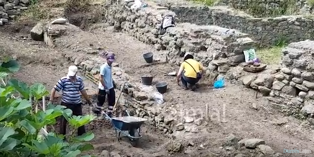 Arkeologët nxjerrin në dritë zbulime të reja në Durrës (VIDEO)