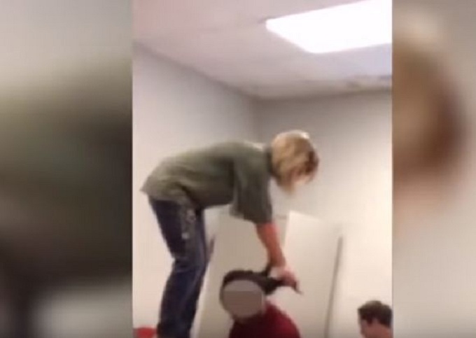 VIDEO/ E zuri gjumi në klasë, mësuesja godet dhe i shkul flokët nxënësit