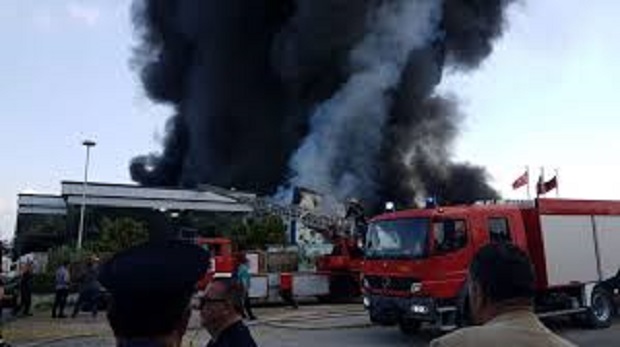 Përfshihet nga flakët rafineria e naftës, 3 zjarrfikëse në vendngjarje