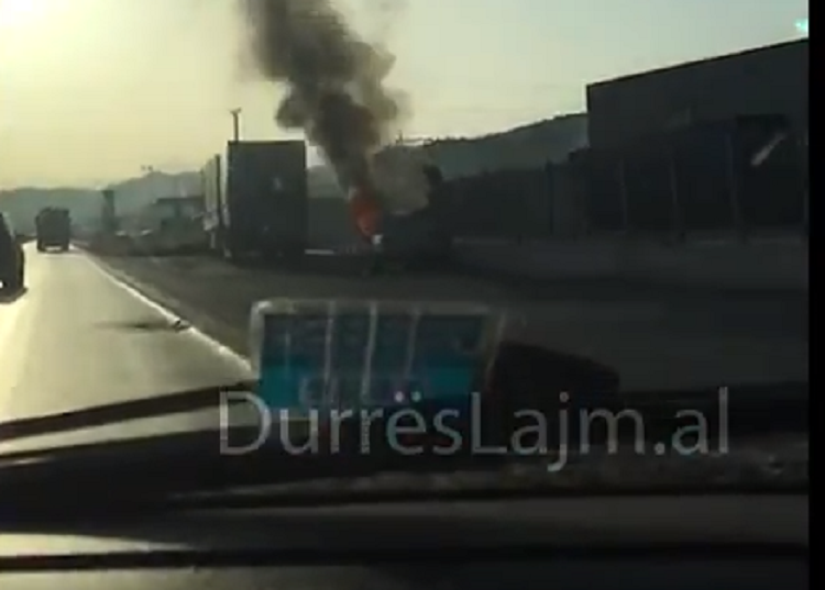 Makina përplaset me bordurën e shpërthen në flakë në autostradën Durrës-Tiranë (VIDEO)