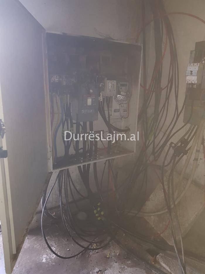 Përfshihet nga flakët një kabinë elektrike në Durrës (FOTO & VIDEO)