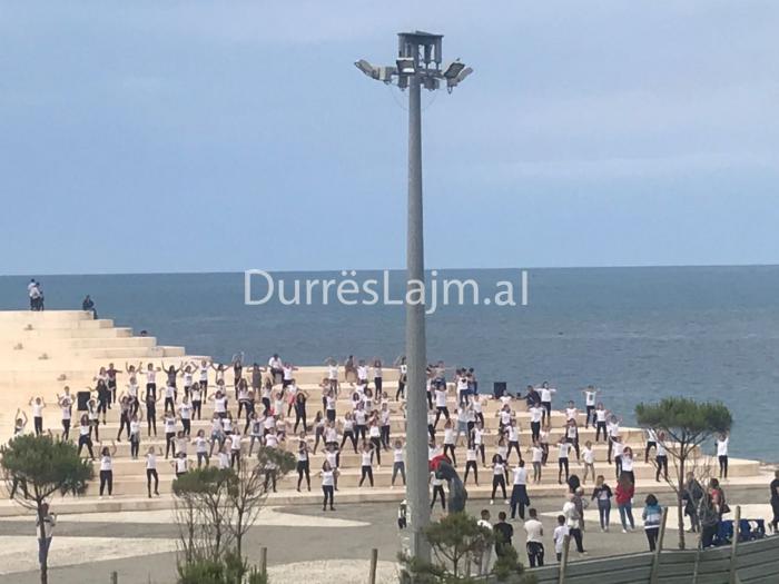 “Sfinksi” pushtohet nga fëmijët dhe ritmet latine! Çfarë ndodhi sot në Durrës (FOTO & VIDEO)
