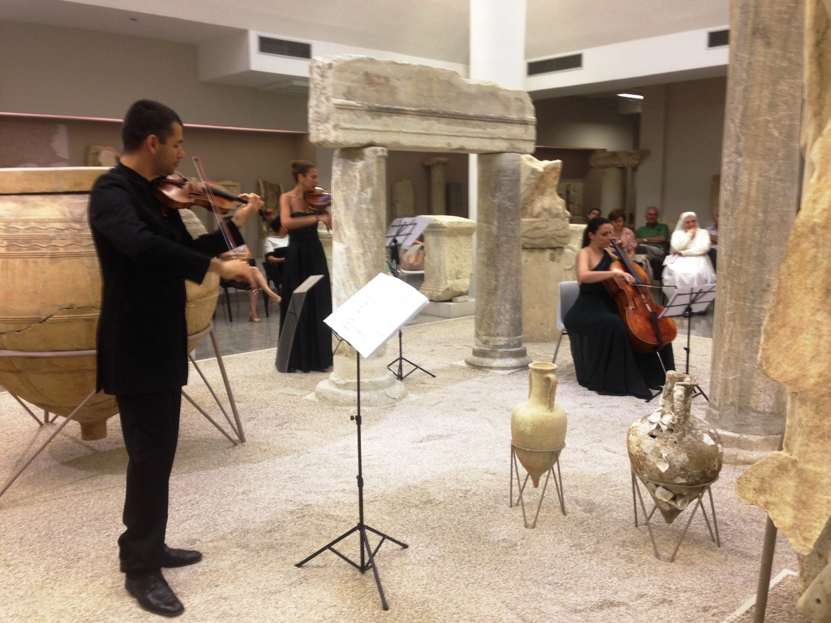 Kuinteti me instrumentistë ballkanas, koncert në Mozeun Arkelogjik të Durrësit