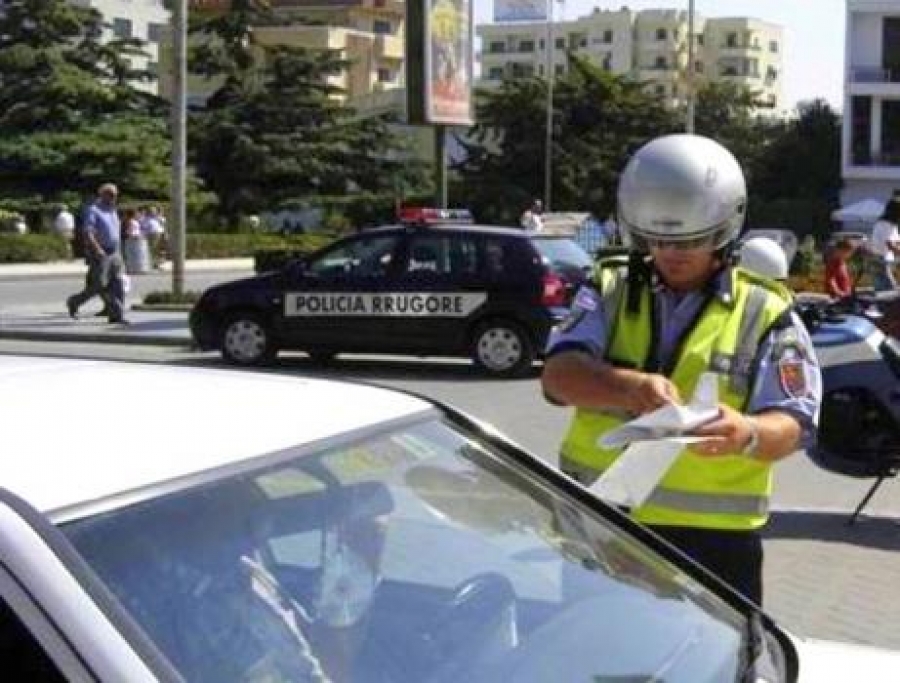 Durrës, arrestohen dy drejtues mjetesh, pezullohen 54 patenta (VIDEO)
