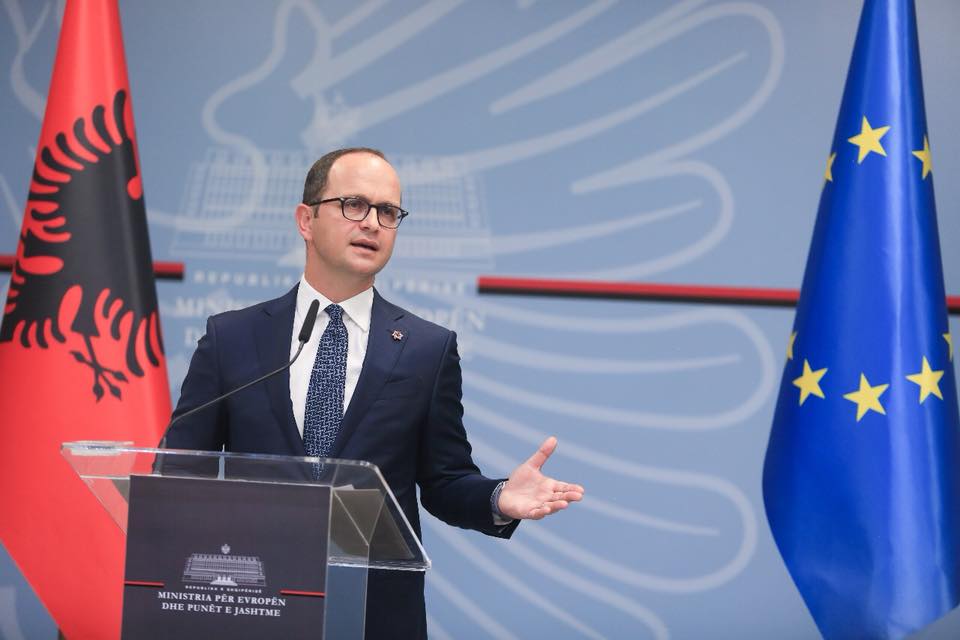 Bushati për Bashën: Është mërzitur nga hapja e negociatave, ose s’ka lexuar vendimin