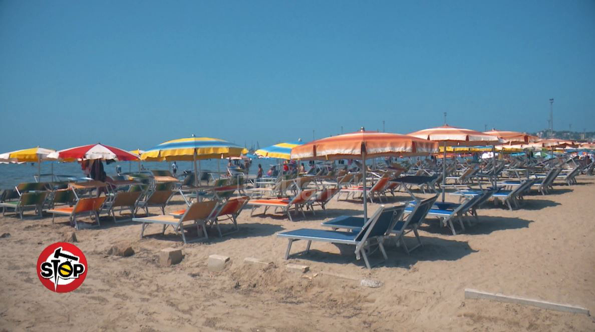 “Unë të zhduk ty dhe çadrën! Dil në ballkon bëje plazhin.” Pronari i lokalit në Durrës i hakërrehet qytetares