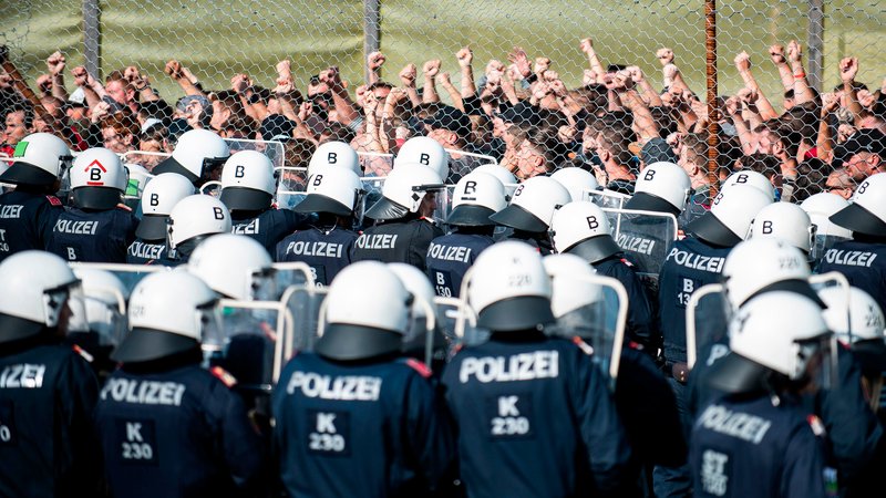 Stërvitje ushtarake në kufi kundër emigrantëve