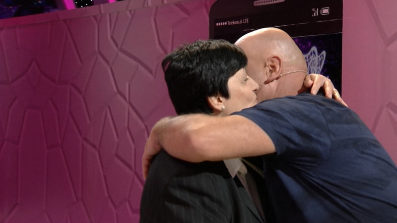 Nëna gjen djalin pas 45 vitesh: “Më fal që të braktisa!”