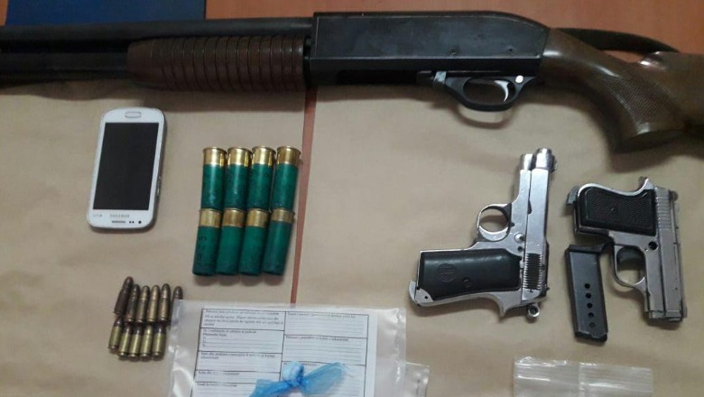 EMRAT/ Armë dhe kokainë në banesën e një të dënuari, dy të rinj në pranga