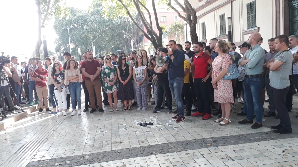 Lekë të pista dhe qese me të “bardhë”, protestë poshtë zyrës së ministrit Xhafaj (FOTO)