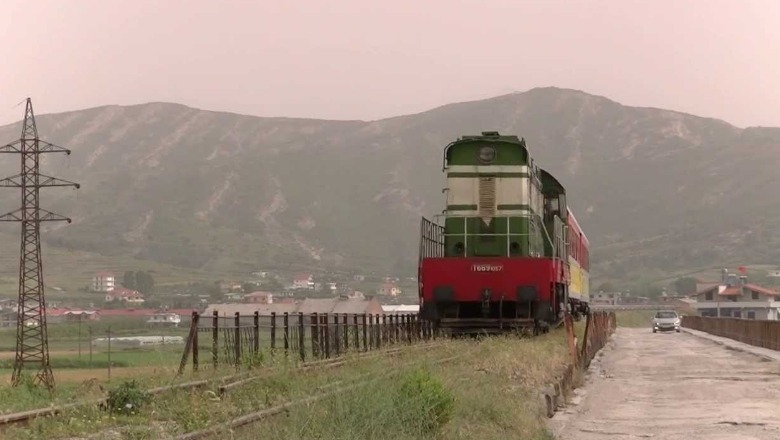 Po kalonte në shinat e trenit, përplaset për vdekje i moshuari