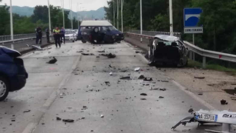Policia: Në Rinas u përplasën 3 makina, 6 të plagosur. Një vajzë e re në rrezik për jetën