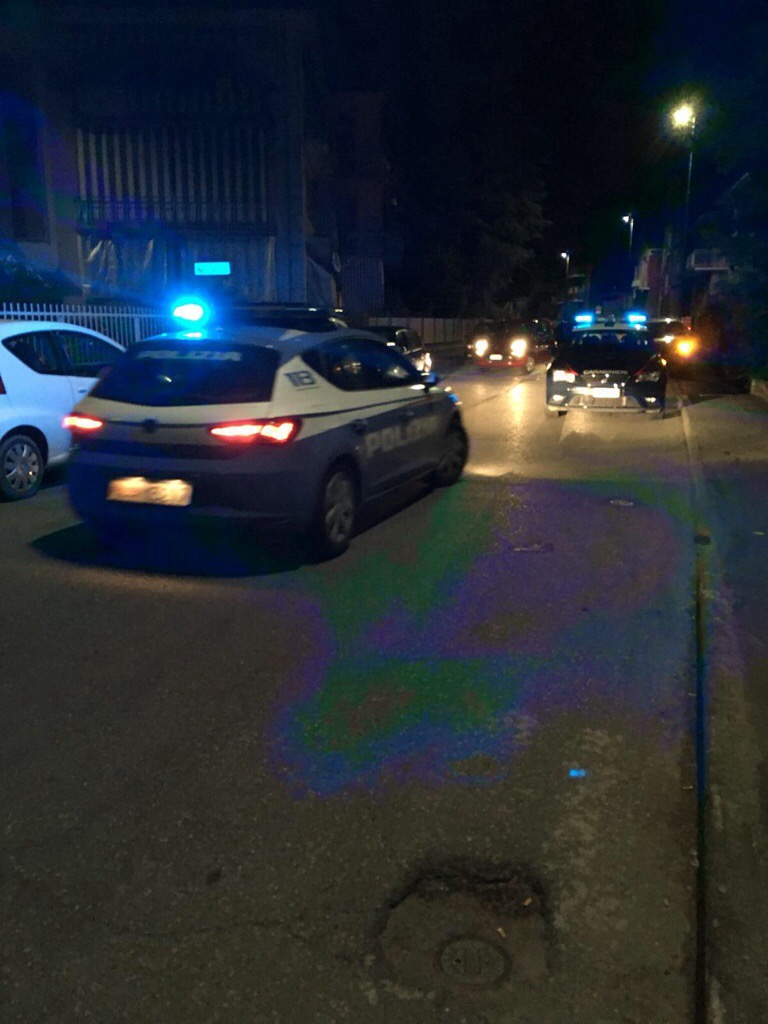 Shqiptari godet me thikë gruan në sy të fëmijëve