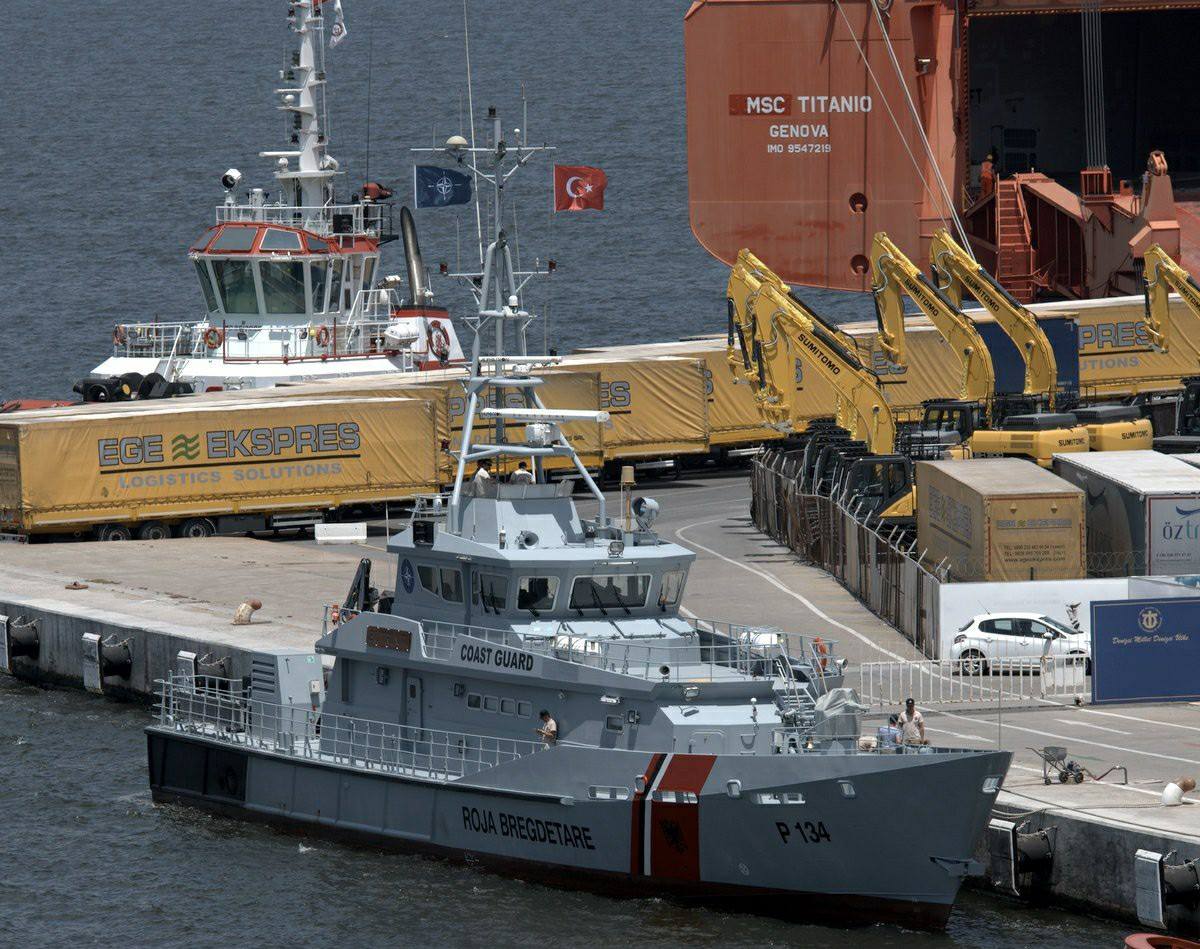 Anija shqiptare “Butrinti” asiston në shpëtimin e gomones me 36 emigrantë