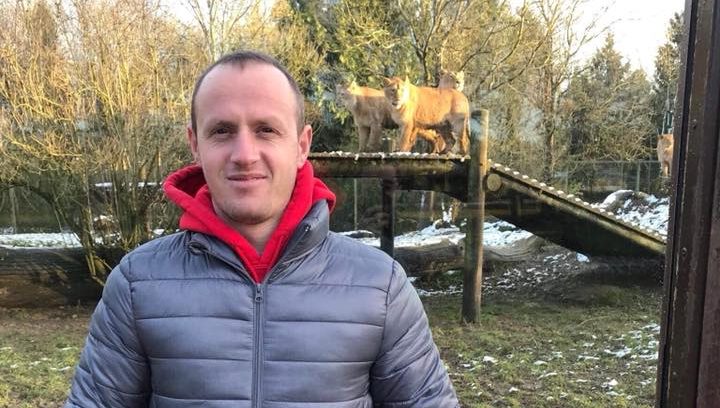 “Nuk janë prindërit e mi!”. Dëshmia tronditëse e djalit që vrau nënën dhe babain