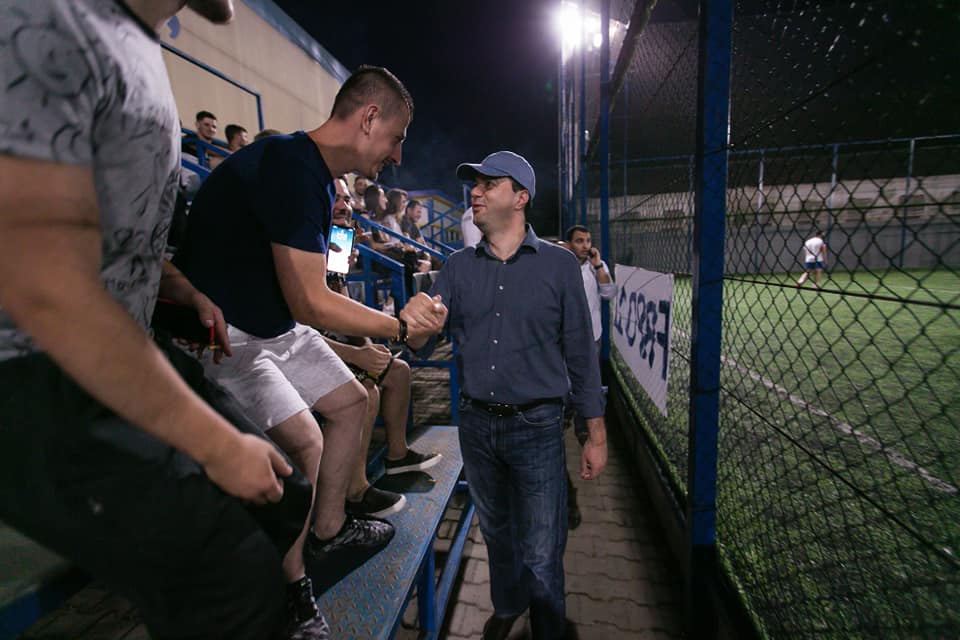 Lulzim Basha siç nuk e keni parë… me kapele teksa ndjek “skuadrën e zemrës” (FOTO)