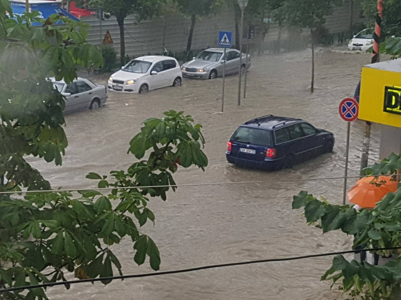 VIDEO/ ‘Çmendet’ moti në Tiranë, në pak minuta shi e breshër përmbyten rrugët
