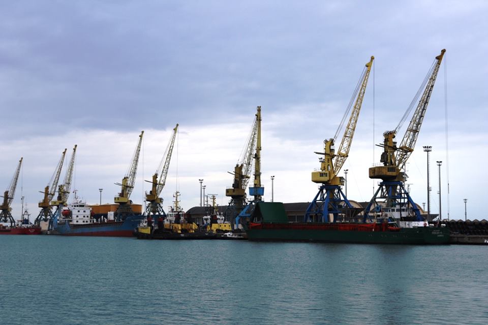 Moti i keq në Durrës/ Vijon pa probleme puna në port