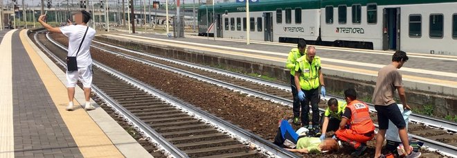 I riu shkrep selfie me gruan e shtypur nga treni në sfond! (FOTO)