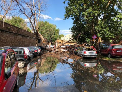 “Bomba e ujit” gjunjëzon kryeqytetin italian (FOTO)