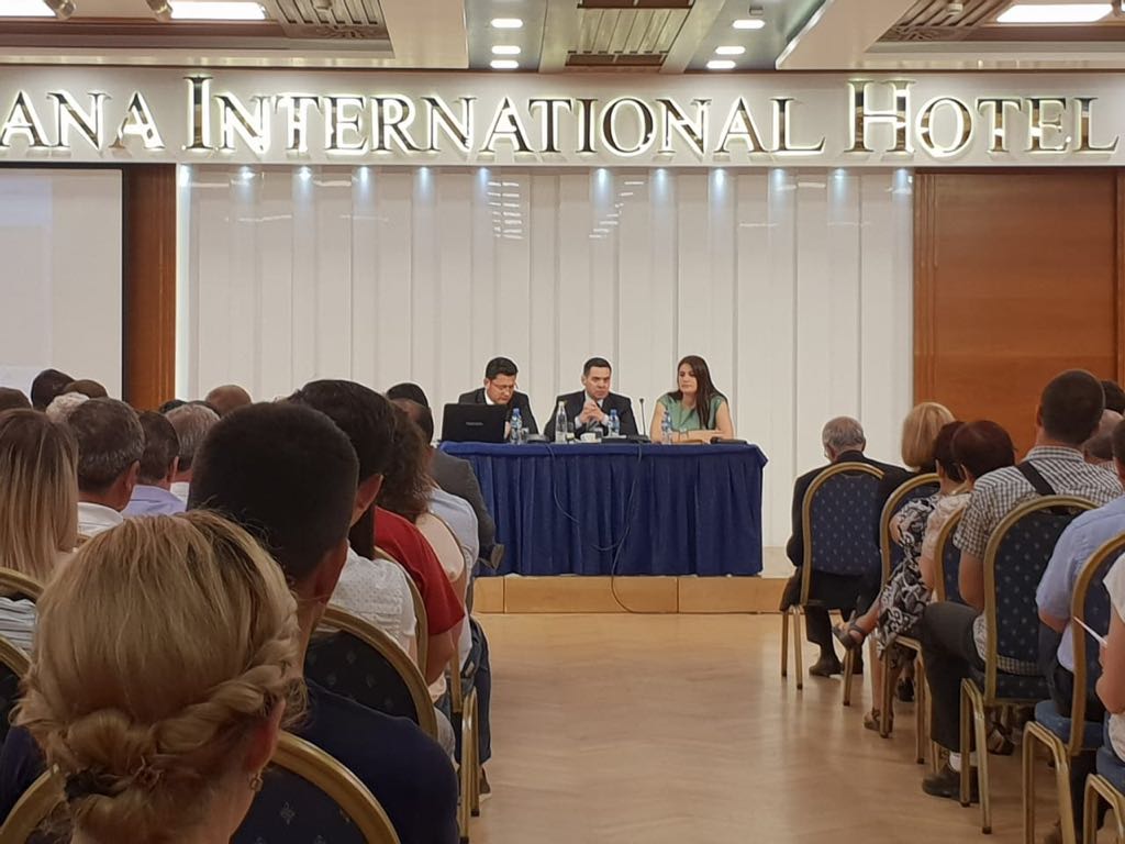 Ministri Ahmetaj shkarkon 13 inspektorë te Sigurimet Shoqërore