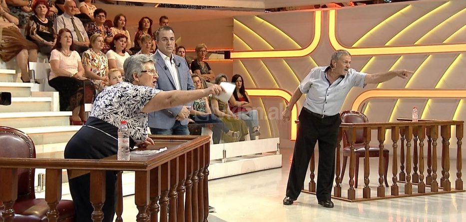 Gruaja nxjerr burrin nga shtëpia pas 43 vitesh martesë dhe i vendos kusht për ta pranuar sërish