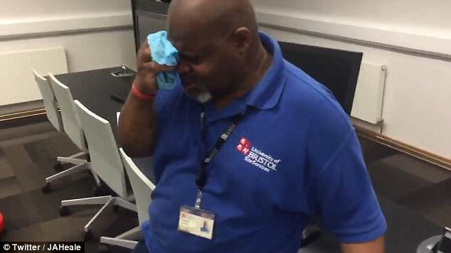 U buzëqeshte çdo ditë, studentët i dhurojnë pastruesit çekun me para