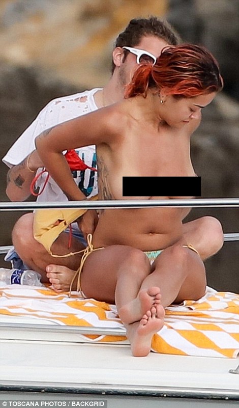 Rita Ora shfaqet toples gjatë pushimeve në Itali (FOTO)