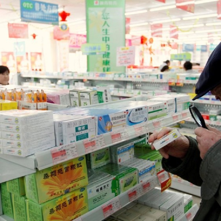 Hyn në farmaci për të blerë ilaçe, vdes në vend i moshuari