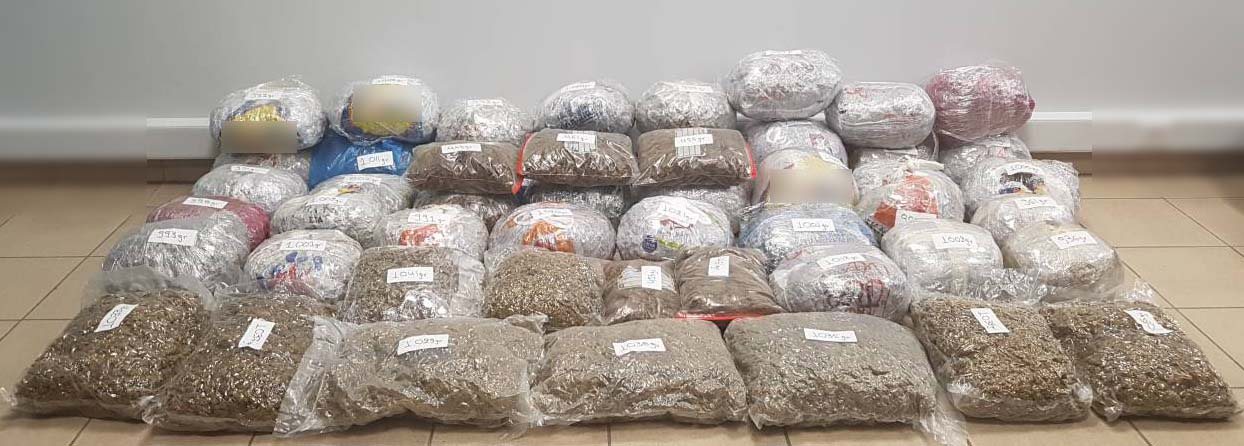 Drogë dhe mijëra euro, dy vëllezërit shqiptarë dhe bashkëshortet e tyre arrestohen nga policia greke