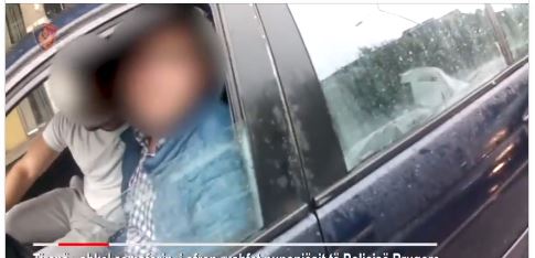 Shkel semaforin dhe tenton të korruptojë policët, arrestohet i riu