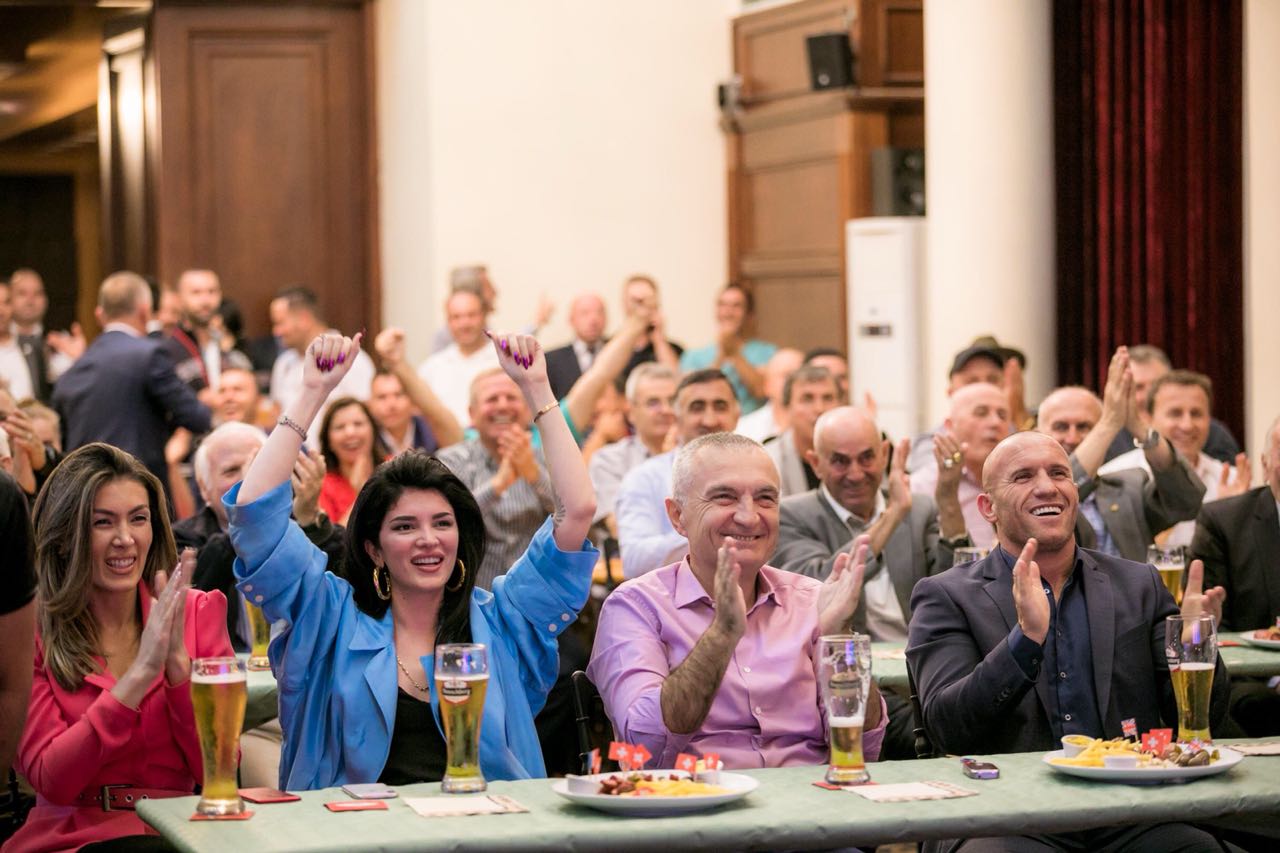 A do të flasë SHQIP në mes të Rusisë në finale? Ja si përgjigjet Era Istrefi