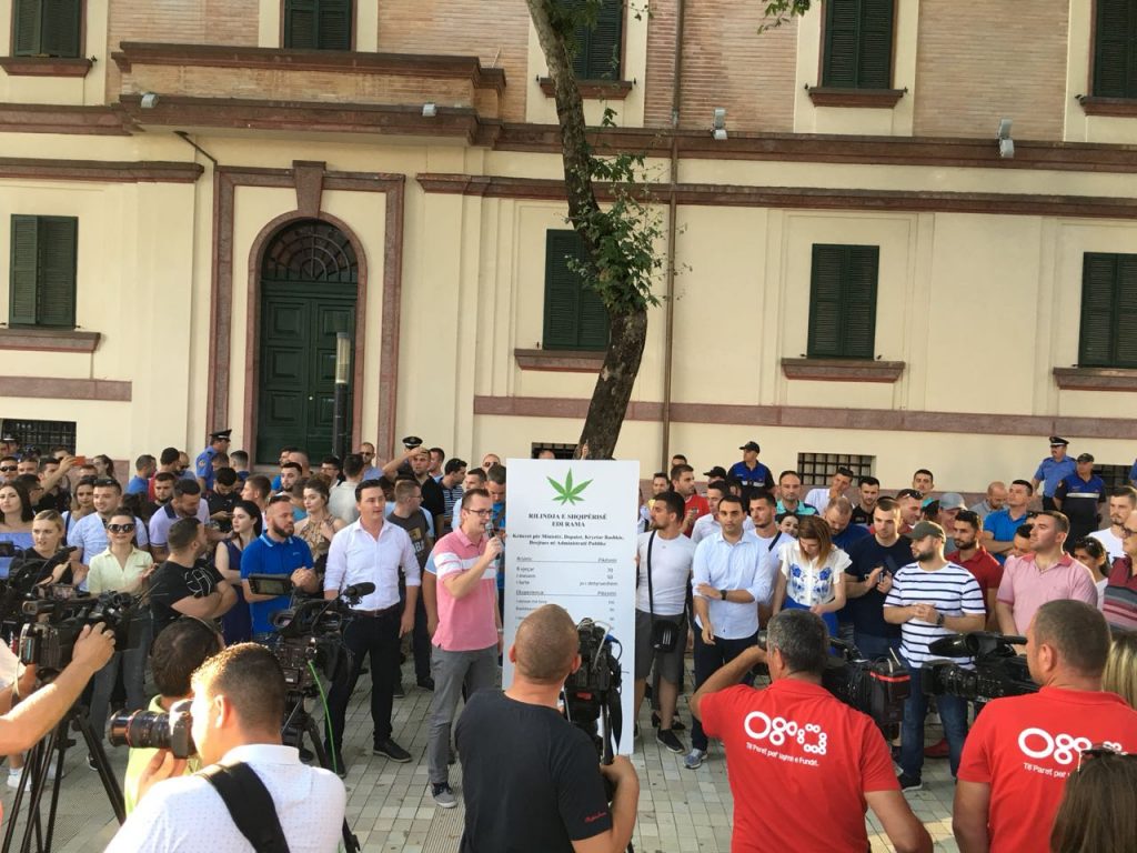 Të rinjtë në protestë, ironizojnë “kriteret e Ramës” për emërimet në administratë