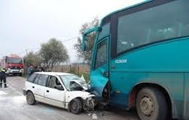 Autobusi përplaset me makinën, plagosen dy gra