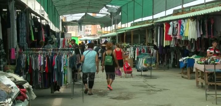 Studimi: Më shumë se gjysma e shqiptarëve blejnë veshje të përdorura