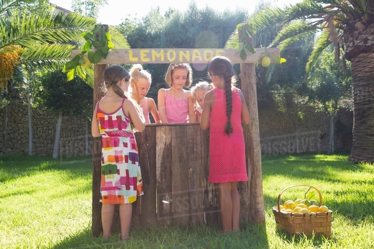 Vajza e aktorëve të njohur shet limonadë në rrugë