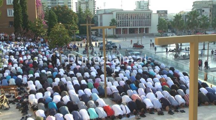 Festa e Fitër Bajramit, dhjetëra besimtarë myslimanë falen në Durrës (FOTO+VIDEO)