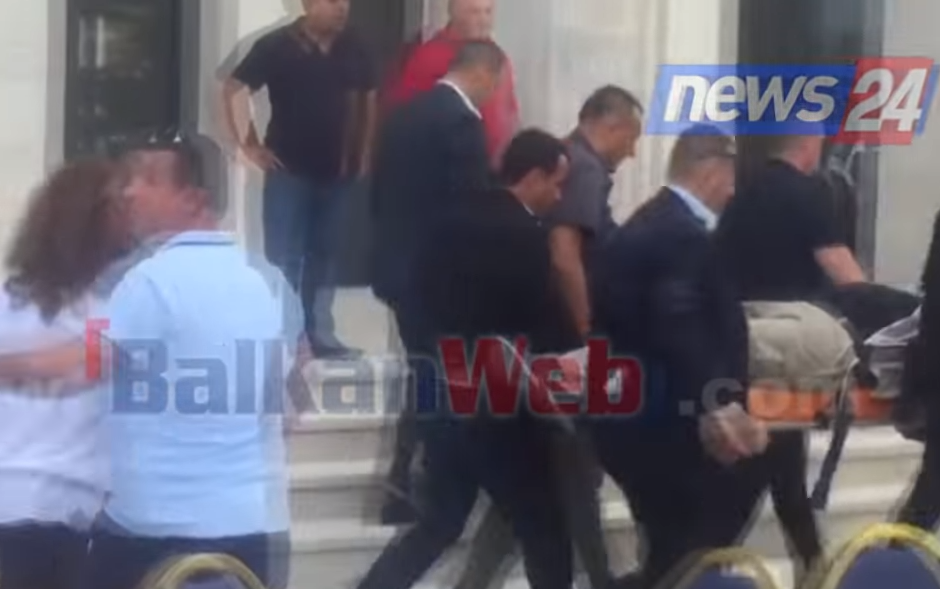 DETAJE/ Ra nga 2 metër lartësi në takimin e Ramës, gardisti i nënshtrohet operacionit