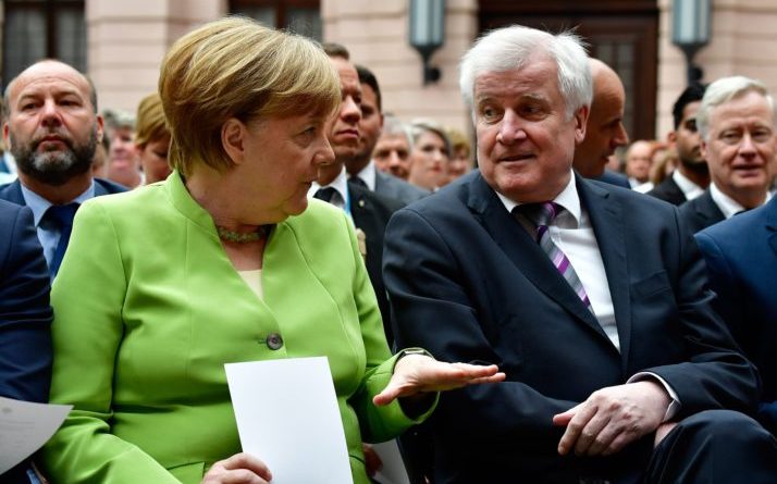 Merkel e Seehofer gjejnë gjuhën për emigrantët